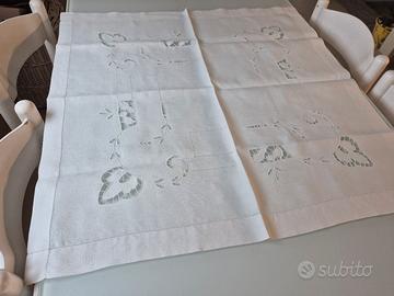 tavaglia/ centro tavola in lino ricamata