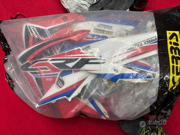Kit plastiche con grafiche CRF 14-17