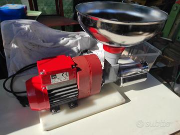 machina per passata di pomodoro 