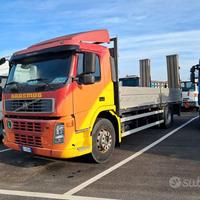 B396-Motrice Volvo FM 300 cassone fisso con rampe
