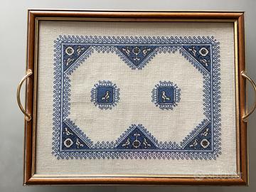 Vassoio con telo punto filo assisano