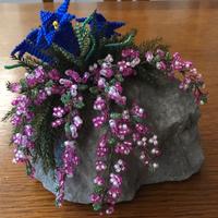 Composizione floreale artigianale perline e pietra