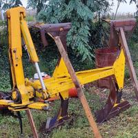 Aratro bivomere entrosolco