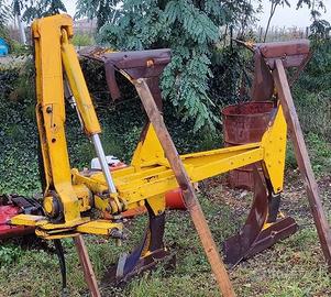 Aratro bivomere entrosolco