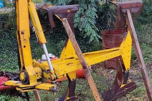 Aratro bivomere entrosolco