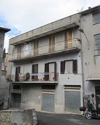 Casa, 2 garage, giardino terreno 1000mq