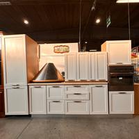 Cucina lineare beige country piano marmo