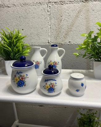 Set oggetti da cucina con salino, porta spezie ecc