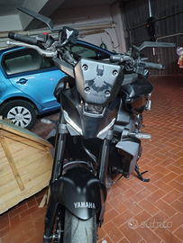 Yamaha MT-09 Y-AMT modello 2025 con 1800km