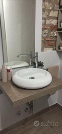 Base mobile bagno con lavabo appoggio e rubinetto