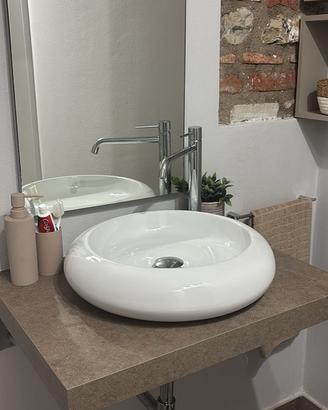 Base mobile bagno con lavabo appoggio e rubinetto