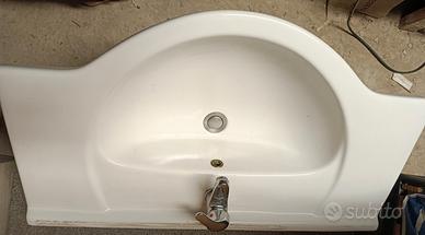 Lavandino con rubinetto 