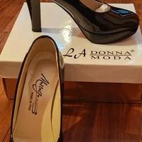 Scarpe eleganti, décolléte nere, lucide.