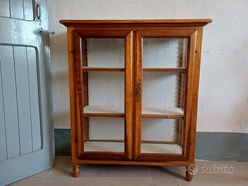 Vetrinetta in legno di noce con ante in vetro – 90