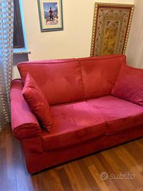 Divano letto rosso tenuto benissimo