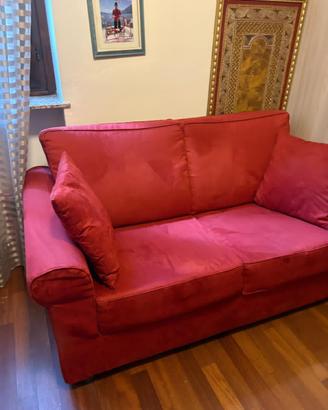 Divano letto rosso tenuto benissimo