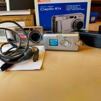 Due digital camera:Una Ricoh Caplio e una Mustek D