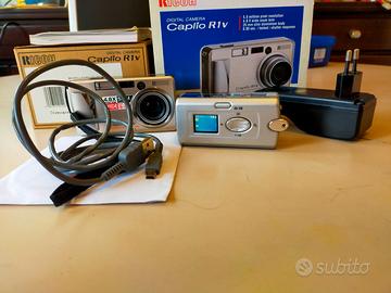 Due digital camera:Una Ricoh Caplio e una Mustek D