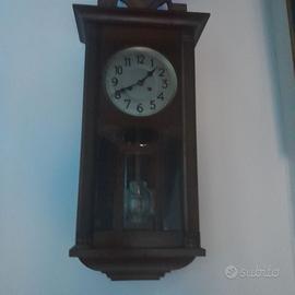 Antico orologio a pendolo