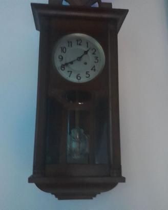 Antico orologio a pendolo