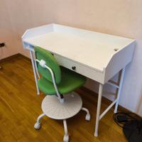 scrivania bianca con sedia