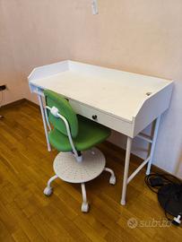 scrivania bianca con sedia