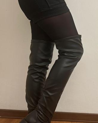 Stivalli Moschino nr.39. Sopra il ginocchio