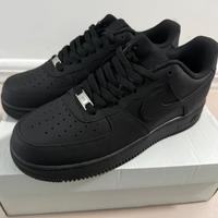 Nike Air Force 1 nere. 46