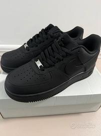 Nike Air Force 1 nere. 46