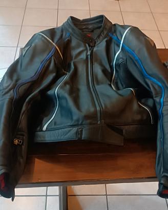 tuta Dainese per motociclista 