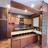 Cucina completa in legno con elettrodomestici