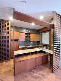 Cucina completa in legno con elettrodomestici