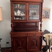 Credenza antica con cristalliera