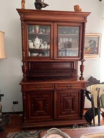 Credenza antica con cristalliera