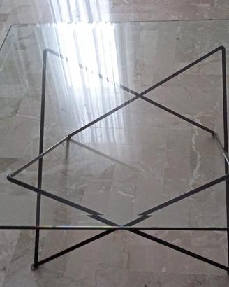 Tavolino da salotto di design, in vetro e metallo.