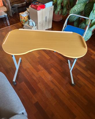 Tavolino con ruote regolabile in altezza e larghez