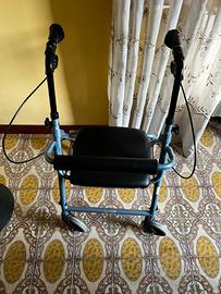 Deambulatore a 4 ruote con freni nero e grigio