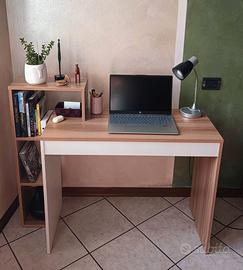 Scrivania con libreria integrata