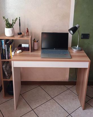 Scrivania con libreria integrata