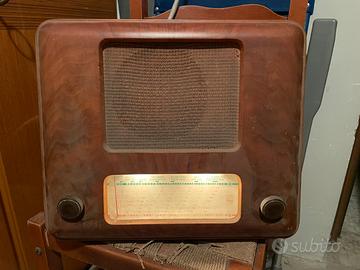 Antica radio vintage anni 40