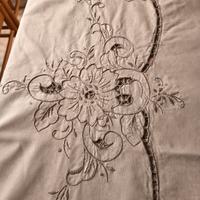 Tovaglia ricamata a mano