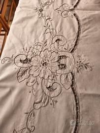 Tovaglia ricamata a mano