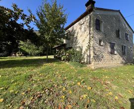 Casolare ristrutturato con corte e piscina