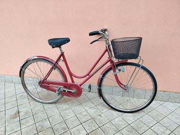 Bicicletta da 26 rossa con cesto meccanica perfett
