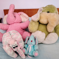 Quattro elefanti di peluche