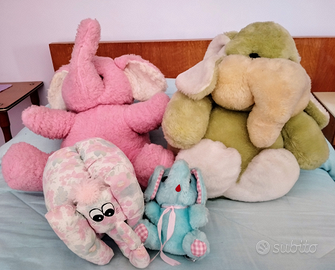 Quattro elefanti di peluche