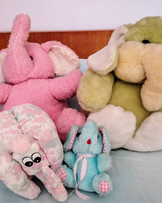 Quattro elefanti di peluche