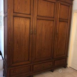 Vari mobili antichi, credenze, cassepanche e armad