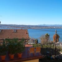 Monolocale arredato con vista lago