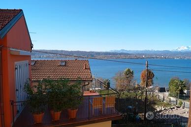 Monolocale arredato con vista lago